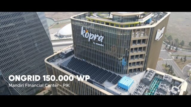 Langkah strategis dekarbonisasi dan efisiensi operasional skala komersial kini hadir di kawasan premium PIK. 

Proyek instalasi PLTS Atap (Rooftop Solar PV) Commercial & Industrial ini dirancang untuk mereduksi emisi karbon sekaligus memangkas biaya konsumsi listrik gedung secara masif pada beban puncak siang hari.

Didukung oleh komponen berkualitas dan sistem proteksi berstandar industri:

Solterra Solar Technology
Modul solar cell dengan sertifikat TKDN yang memiliki efisiensi tinggi untuk output daya maksimal pada area atap komersial.

HiCELL Inverter
Konversi daya cerdas, sinkronisasi grid PLN yang presisi dan pemantauan performa real-time.

Suntree Protection
Solusi proteksi kelistrikan terdepan (DC/AC Disconnect Switch, DC MCB, Fuse, & SPD/Surge Protection) guna menjamin standar keamanan sistem PLTS gedung.

FAQ PLTS Komersial & Industri Jakarta

Berapa potensi penghematan PLTS On-Grid 150 kWp? 

Mampu menghasilkan rata-rata 500–650 kWh energi bersih per hari (tergantung irradiasi matahari), memotong biaya listrik operasional siang hari secara signifikan tanpa memerlukan baterai.

Apakah PLTS Rooftop cocok untuk gedung perkantoran dan perbankan? Sangat ideal untuk gedung perbankan, hotel, mall dan fasilitas komersial dengan jam operasional intensif di siang hari.

Informasi & Pembelian
🌐 hicell.co.id 
🌐 solterra.co.id 
🌐 suntree.id

📍 Lokasi Proyek: Mandiri Financial Center, Pantai Indah Kapuk (PIK) - Tangerang

#PLTSJakarta #PLTSPIK #PantaiIndahKapuk #PLTSKomersial #PLTSAtap #SolarPanelIndonesia #HiCELLSolarSystem #SolterraInverter #SuntreeIndonesia #GreenBuildingIndonesia #EnergiTerbarukan #MandiriFinancialCenter #SolarEnergyIndonesia